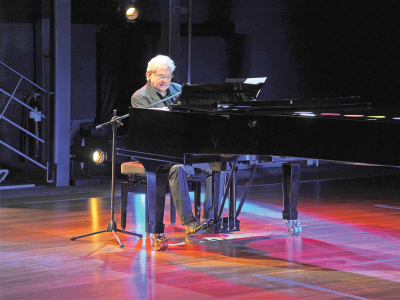 فرانسيس عازفاً على البيانو 