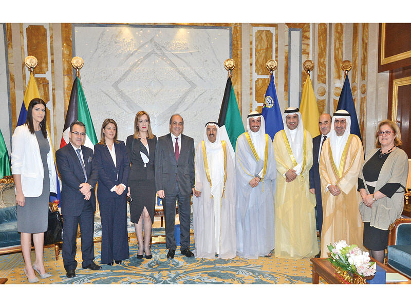 الامير مستقبلاً وفد مجلس النواب القبرصي