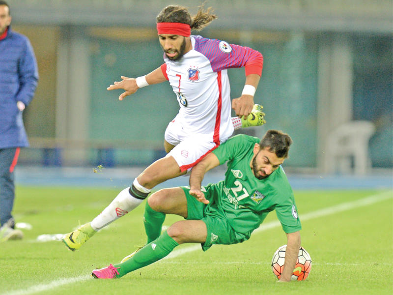 لاعب الكويت فهد العنزي وعيسى وليد في لقاء سابقn