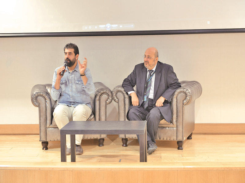 الخلف متحدثاً في الحلقة النقاشية