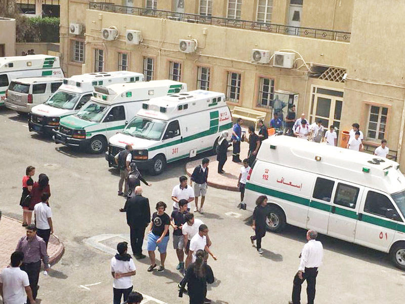 سيارات الإسعاف أمام المدرسة