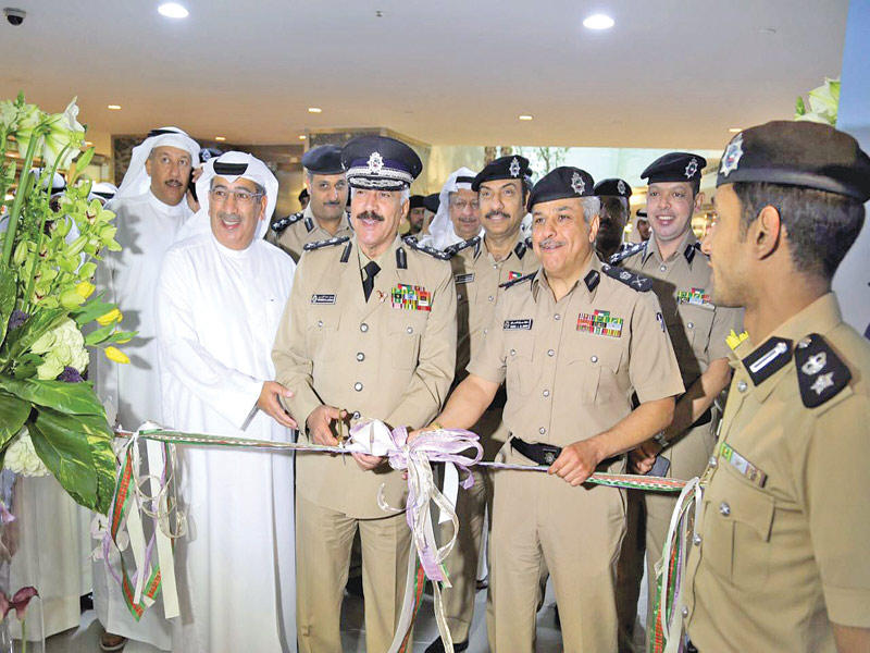 الدوسري مفتتحاً المركز بحضور الجراح والسويدان