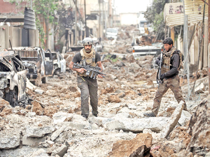 عنصران من قوات مكافحة الإرهاب العراقية في الموصل أمس (أ ف ب)