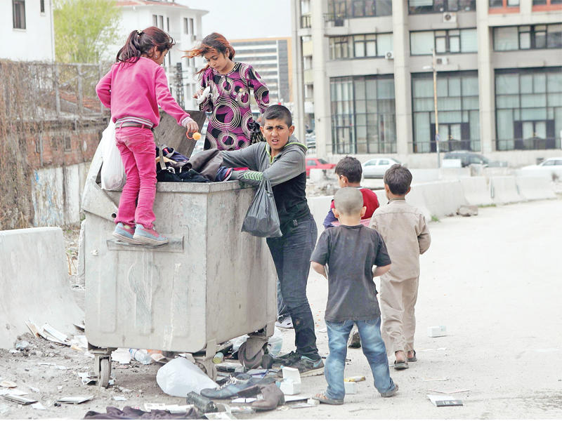 أطفال سوريون لاجئون في تركيا يبحثون عما ينفعهم في القمامة بحي إزمتباسا في أنقرة أمس (أ ف ب)n