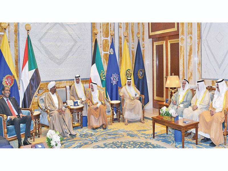 الأمير خلال مباحثاته مع البشير بحضور ولي العهد