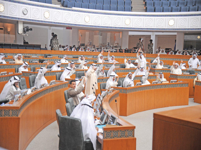 مشاركة فاعلة من الحكومة خلال التصويت أمس   (تصوير عبدالله الخلف)