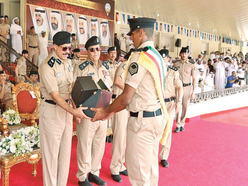 النواف مكرماً أحد الخريجين