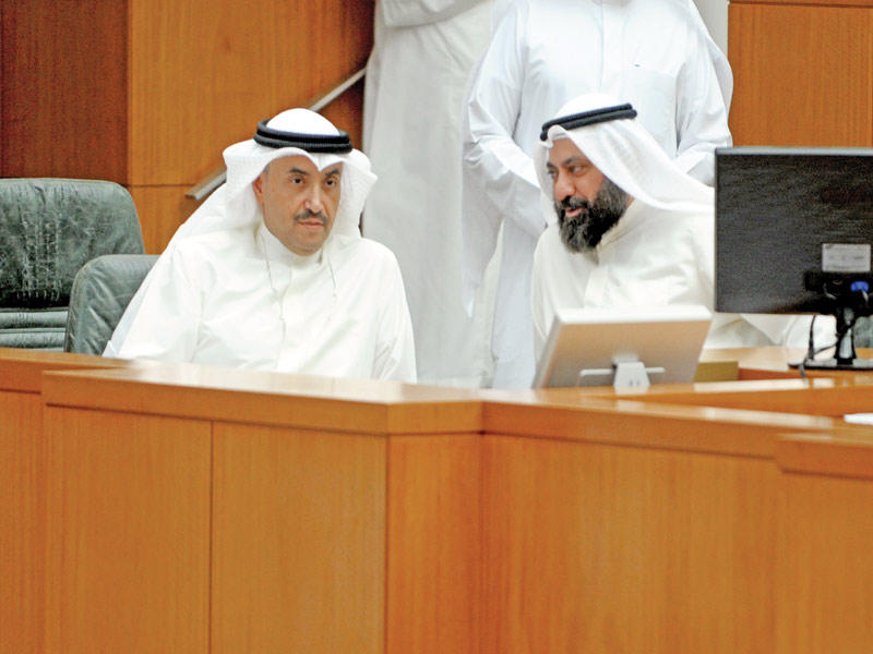 الطبطبائي والمطير في حديث خلال جلسة مجلس الأمة أمس       (تصوير عبدالله الخلف)