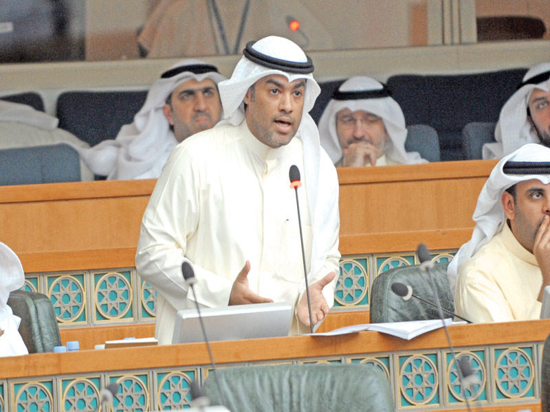 الطبطبائي متحدثاً في الجلسة