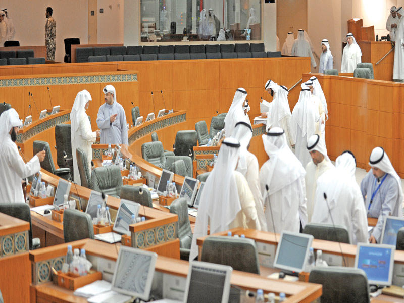 النواب يخرجون من القاعة بعد رفع الجلسة