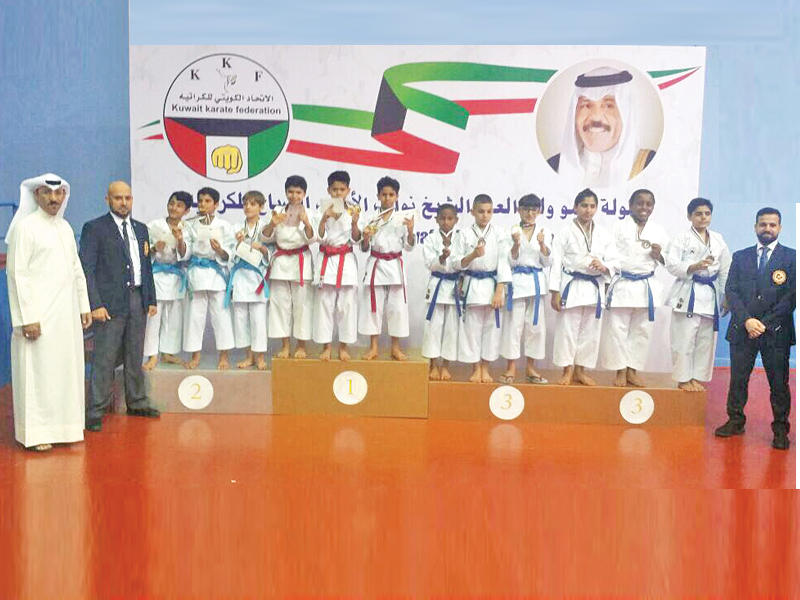 الأشبال الفائزون على منصة التتويج