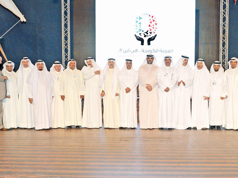 العبدالله متوسطاً الأسرة الأكاديمية في الملتقى 