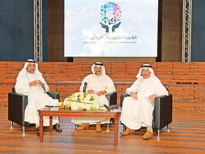 العسكري والمدعج خلال الجلسة وبينهما يوسف الجاسم