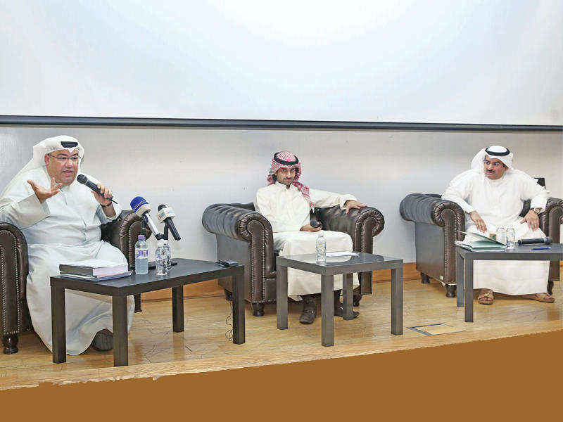 الشمالي والبيدان يتوسطهما عريف الندوة