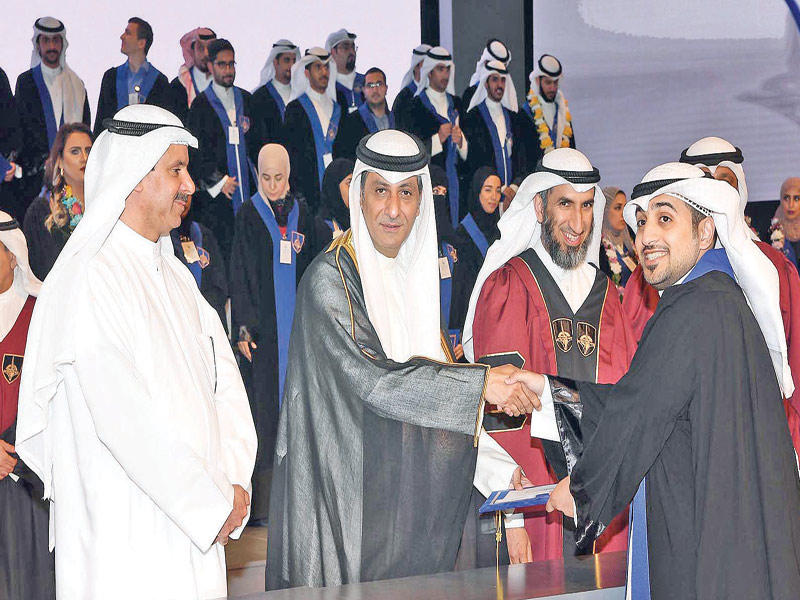 السبتي يكرم أحد الطلبة