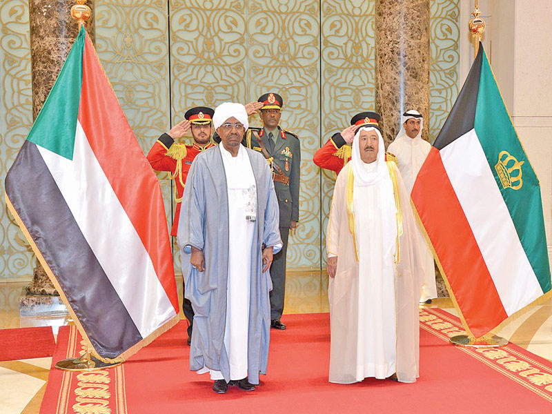  صاحب السمو ورئيس السودان خلال مراسم الوداع أمس