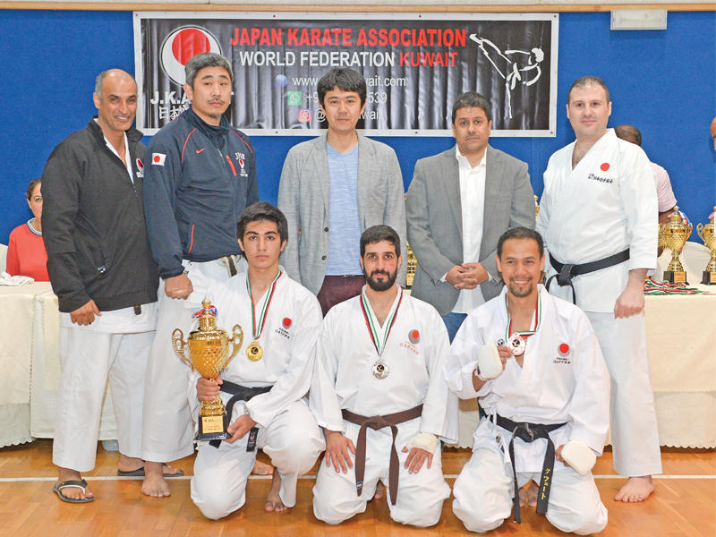 الراشد وبنتاني وأوكوما عقب توزيع الكؤوس والميداليات على الفائزينn