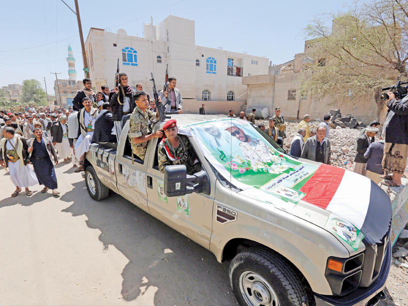 متمردون حوثيون يشيعون قبل أيام في صنعاء أحد قيادييهم الذي قتل في المعاركt (أي بي ايه)