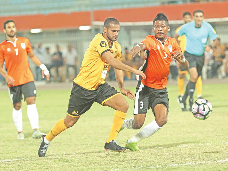 أحمد عتيق وبدر المطوع يحاولان السيطرة ع الكرة