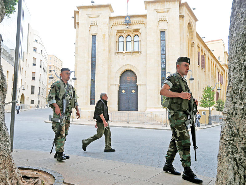 جنديان لبنانيان أمام البرلمان وسط بيروت أمس  (رويترز)