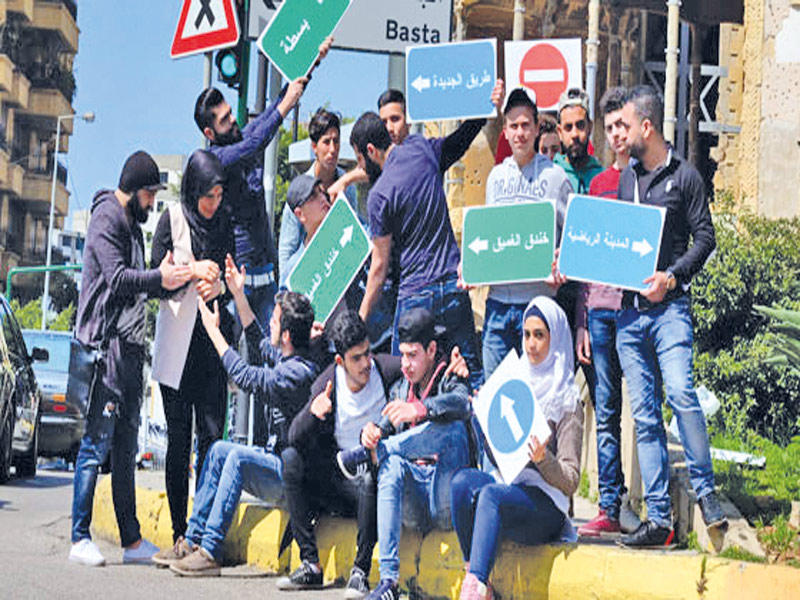 الشباب المشاركون في المسرحية