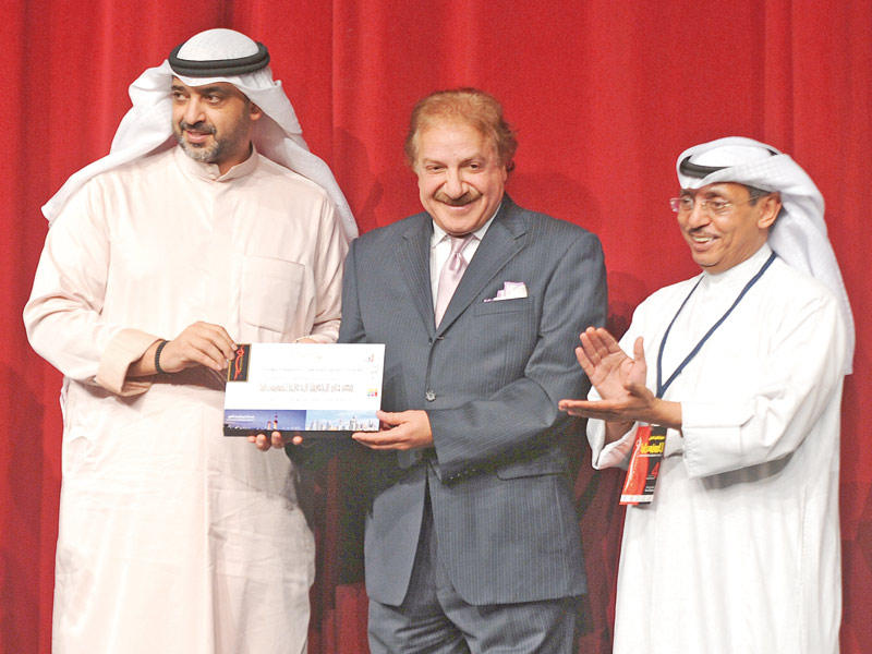 العبدالله مكرماً المنصور وإلى جانبه اللهو