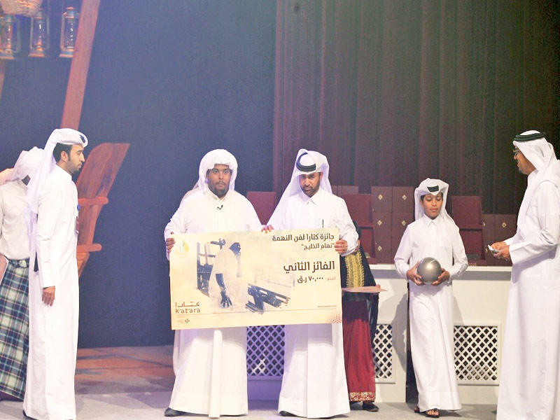 سالم المسيعيد متسلماً جائزته