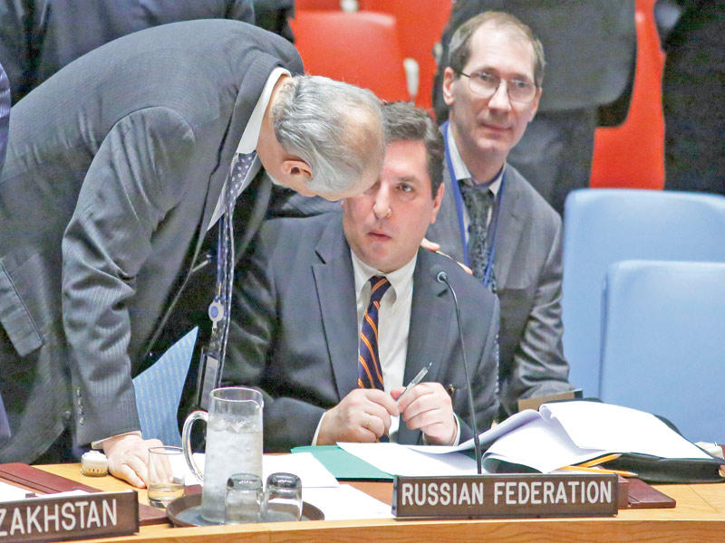 مندوب روسيا في الأمم المتحدة فلاديمير سافرونكوف يستدعي نظيره السوري بشار الجعفري للتشاور قبل استخدامه الفيتو في مجلس الأمن أمس الأول  (أ ف ب)