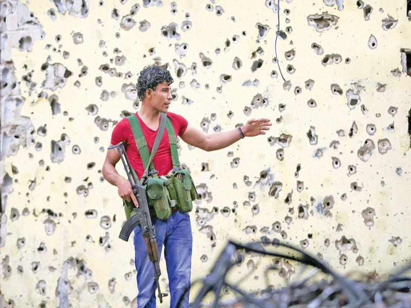 مسلح فلسطيني من القوة الفلسطينية المشتركة في مخيم عين الحلوة للاجئين الفلسطينيين جنوب لبنان أمس (رويترز)