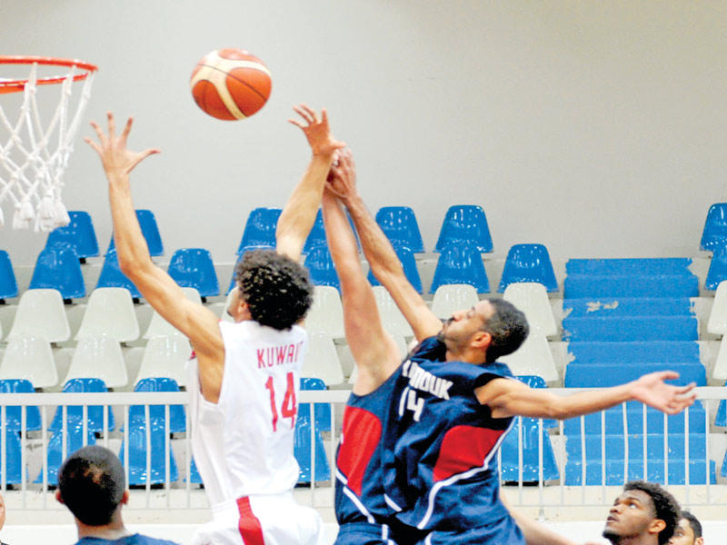 صراع تحت السلة في مباراة الكويت واليرموك