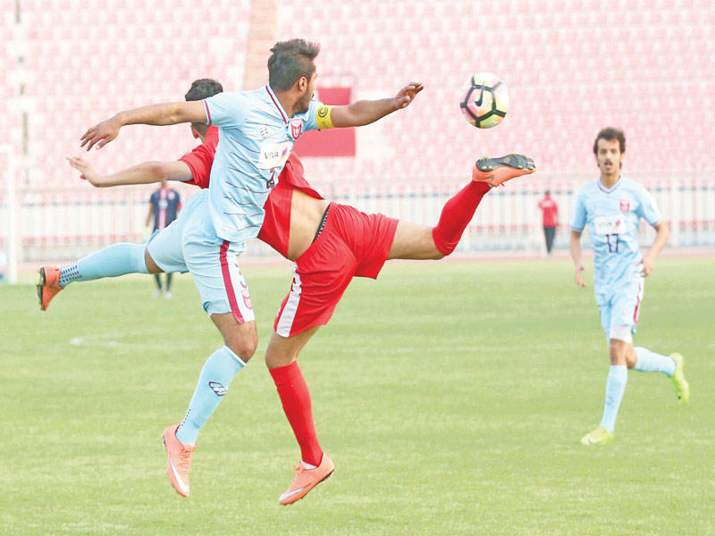 صراع على الكرة بين لاعبي النصر والفحيحيل (تصوير جورج ريجي)