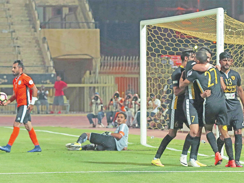 لاعبو القادسية يحتفلون والخيبة بادية على كنكوني والبنايn