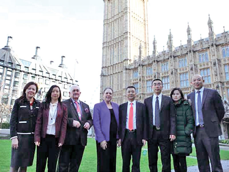 البعثة الصينية في ساحة البرلمان البريطاني