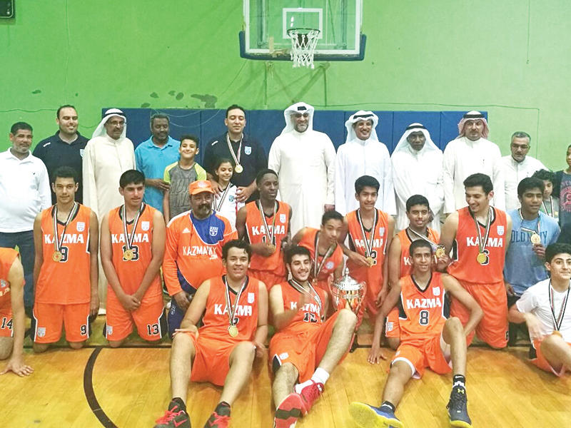 البنوان وبارون يتوسطان مسؤولي ولاعبي أشبال كاظمة بعد التتويج