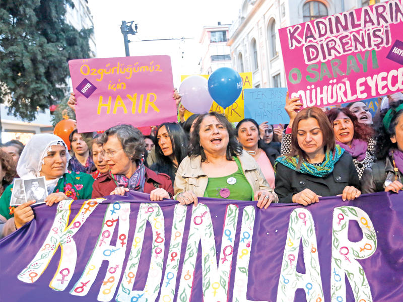 نساء يتظاهرن من أجل التصويت بـ «لا» في الاستفتاء بإسطنبول أمس (إي بي أيه)