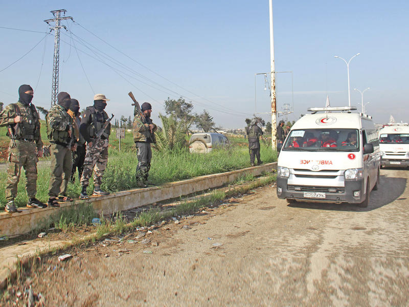 مقاتلو المعارضة يتابعون وصول سيارات إسعاف تحمل مرضى وجرحى إلى حي الراشدين غرب حلب اليوم (أ ف ب)n