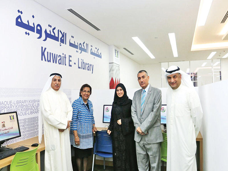 طلال العرب وموضي الحمود في إحدى المكتبات الإلكترونية