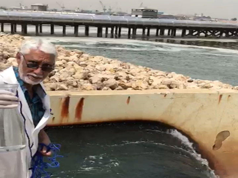 جانب من إجراءات «الأشغال» لفحص مياه مجاري الصرف