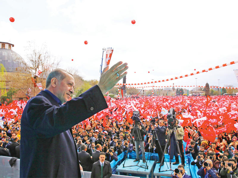 إردوغان يحيي أنصاره لدى وصوله للمشاركة في تجمع  بقونية أمس الأول (الرئاسة التركية)