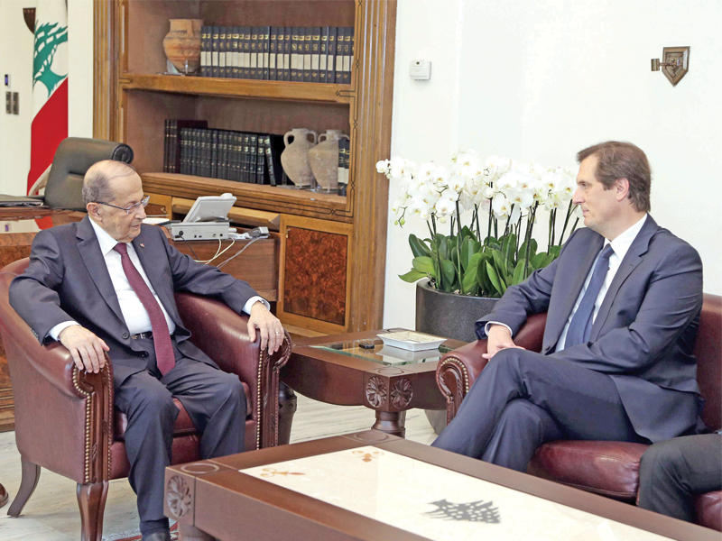 الرئيس اللبناني مستقبلاً جيروم شارتييه مستشار المرشح الرئاسي الفرنسي اليميني فرانسوا فيون أمس في بعبدا (دالاتي ونهرا) 