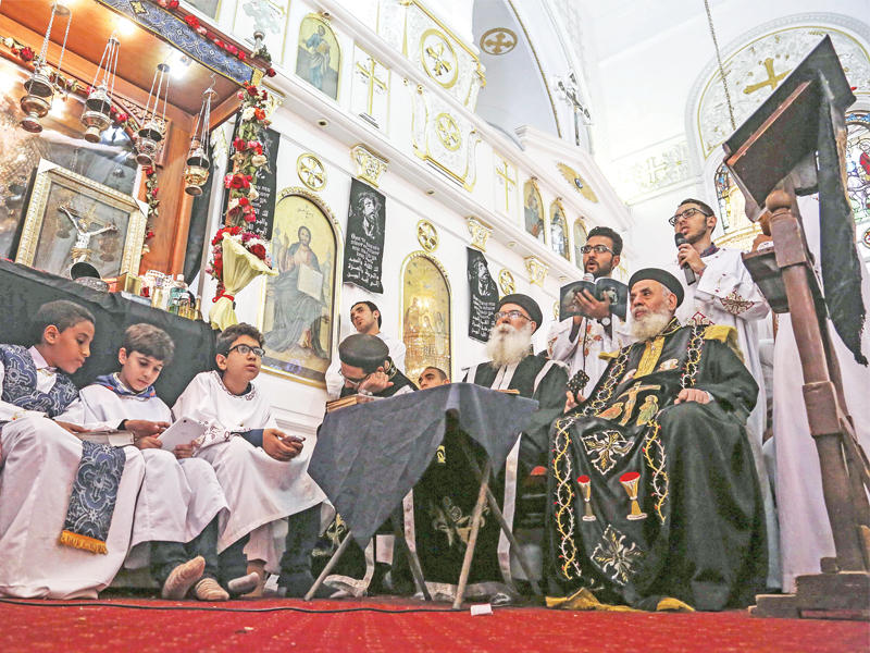 أطفال وقساوسة يصلون داخل كنيسة بمدينة المحلة شمال القاهرة أمس الأول (أ ف ب)