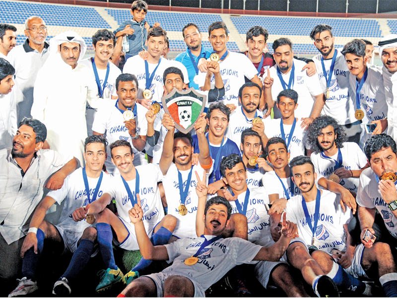 لاعبو التضامن يحتفلون بدرع الدوري