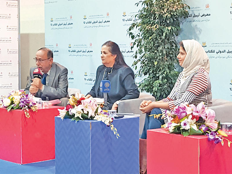 العيسى أثناء مشاركتها في الندوة 