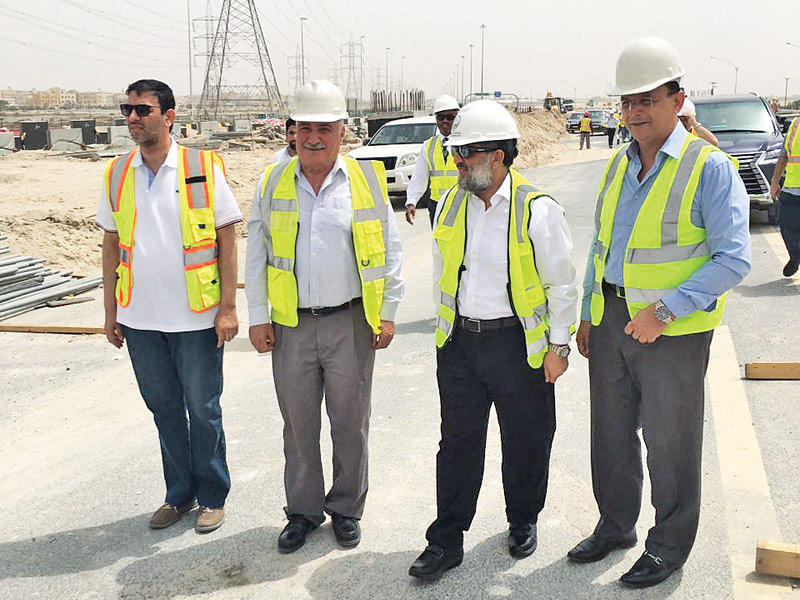 المطوع خلال تفقده المشروعين أمس