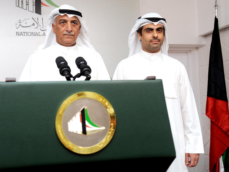 النائبان رياض العدساني وشعيب المويزري خلال المؤتمر الصحفي (تصوير عبدالله الخلف)