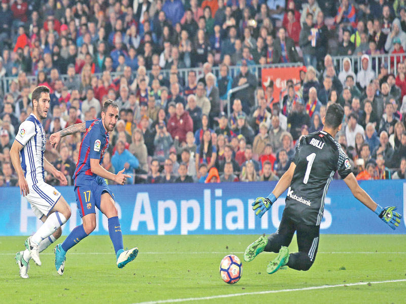 الكاسر نجم برشلونة يحرز هدفه في مرمى سوسييداد