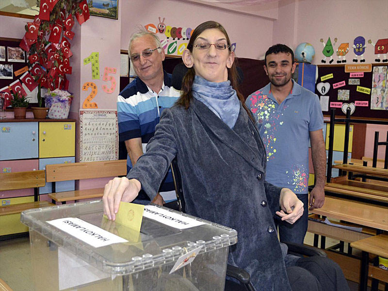  التركية رميصاء غلدي، الحاصلة على لقب أطول فتاة في العالم، بصوتها في استفتاء التعديلات الدستورية