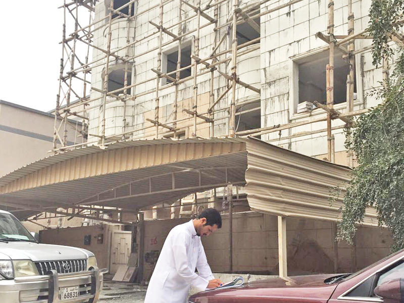 محضر مخالفة لأحد العقارات في مبارك الكبير