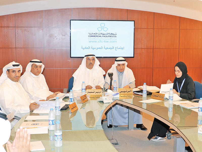 معرفي والحميضي خلال اجتماع الجمعية العمومية أمس «تصوير عوض التعمري»