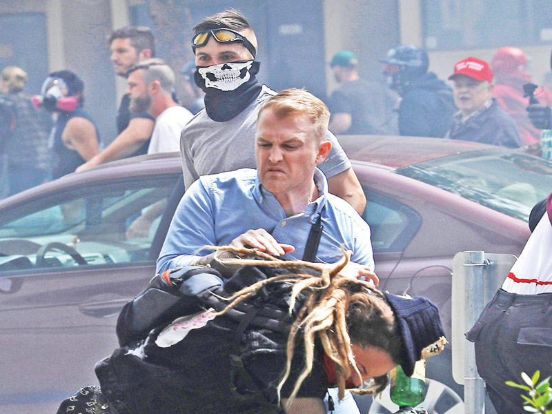 عراك خلال التظاهرات في بيركلي أمس الأول   (رويترز)